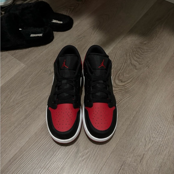 Aj1Low BLACK/GYM RED-WHITE NOIR/BLANIC/ROUGE GYM (6 in boys) I ALSO HAVE TH BOX - Picture 4 of 4